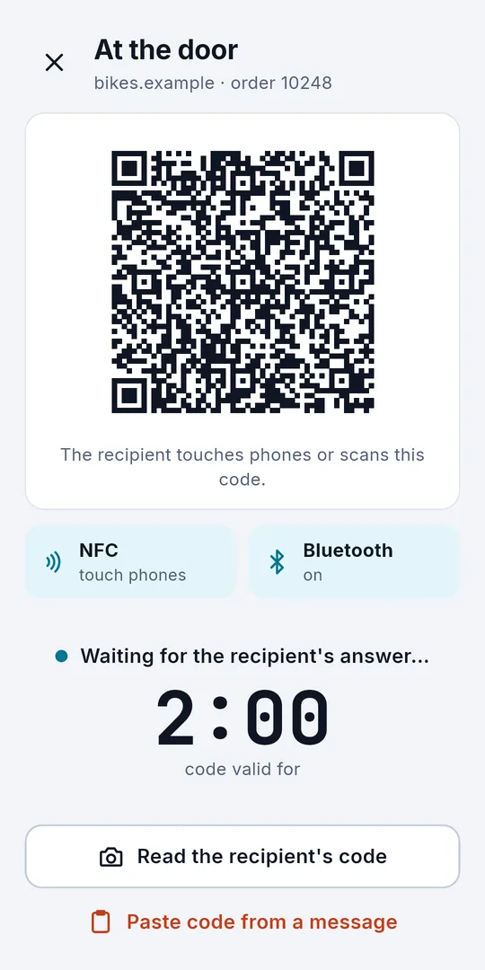 문 앞의 Sigelith Courier: QR 코드로 표시된 세션, NFC와 Bluetooth 켜짐